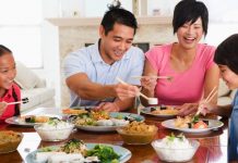 Sebuah Riset Menunjukkan: Makan Malam Bersama Keluarga Tidak Hanya Mempererat Hubungan, Namun Juga Baik Untuk Kesehatan!
