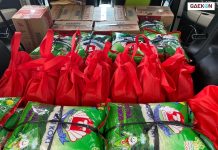 Warga Desa Gotong Royong Bantu Sembako Keluarga Positif Covid-19