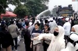 Picu Kericuhan, Massa Habib Rizieq Ceburkan Kendaraan Polisi Ke Selokan