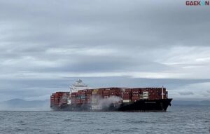 Puluhan Kontainer Tercebur Ke Laut, Kapal Kargo Berisi Bahan Kimia Terbakar