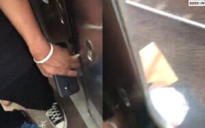 Viral, Seorang Pria Pegangi Barang Bawaannya Yang Tersangkut Pintu Kereta