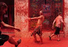 La Tomatina: Festival Tomat di Spanyol la tomatina