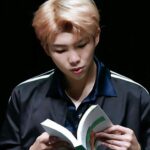 RM BTS Hobi Membaca Buku, Apa Manfaatnya? buku
