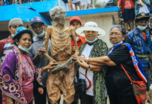 Ma’nene Toraja Utara, Ritual Mengeluarkan Mayat Puluhan Tahun
