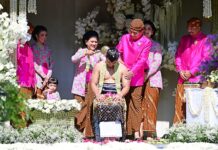 Keluarga Jokowi Kompak Kenakan Baju Warna Fuchsia Saat Siraman Kaesang Pangarep, Ini Makna Warna Fuchsia