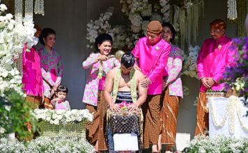 Keluarga Jokowi Kompak Kenakan Baju Warna Fuchsia Saat Siraman Kaesang Pangarep, Ini Makna Warna Fuchsia