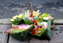 Bisa FATAL!! Ini Hukum Sengaja Menginjak Canang Di Bali