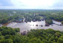 Unik, Air Di Danau Tahai Ini Berwarna Merah Bak Darah