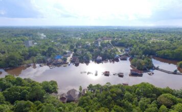 Unik, Air Di Danau Tahai Ini Berwarna Merah Bak Darah