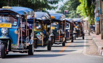 Tuk Tuk: Kendaraan Unik Khas Thailand tuk tuk