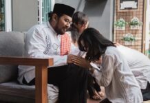 Siap Sungkeman Di Hari Raya Idul Fitri? Cari Tau Dulu Maknanya! sungkeman