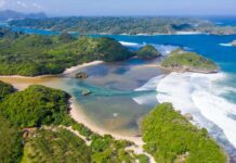 Pantai Teluk Asmara: Keindahan Yang Sekilas Mirip Raja Ampat pantai teluk asmara