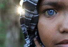 Suku Buton: Suku Asli Indonesia yang Memiliki Warna Mata Biru Cerah suku buton