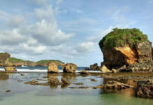Pantai Jungwok: Keindahan Alam Gunung Kidul yang Mirip Tanah Lot pantai jungwok