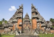 Gapura Candi Bentar di Bali: Simbol Pecahnya Gunung Kailash bali