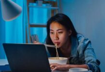 Bahaya Makan Tengah Malam: Meningkatkan Stres makan