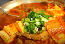 Kimchi Jjigae: Sup Pedas Khas Korea yang Cocok Saat Musim Hujan kimchi jjigae