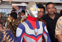 Auto jadi pusat perhatian, Jamaludin Malik pakai kostum Ultraman saat pelantikan DPR