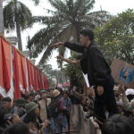 Mahasiswa Gelar Demo di DPR jelang Pengesahan RUU TNI Home