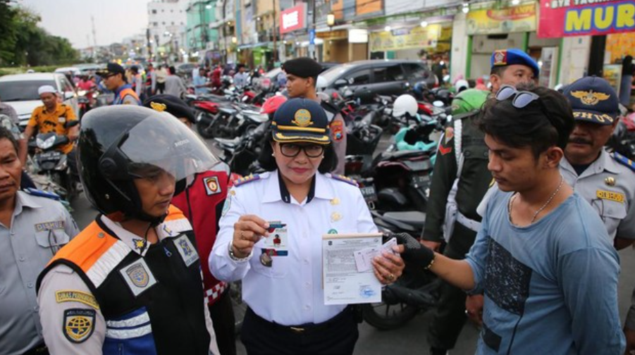 Pakar Unair Kritik Kebijakan Eri Cahyadi soal Segel Minimarket Pakar Unair Kritik Kebijakan Eri Cahyadi soal Segel Minimarket