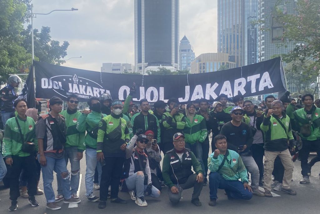 Pengemudi Ojek Online Ricuh Gelar Demo di Monas