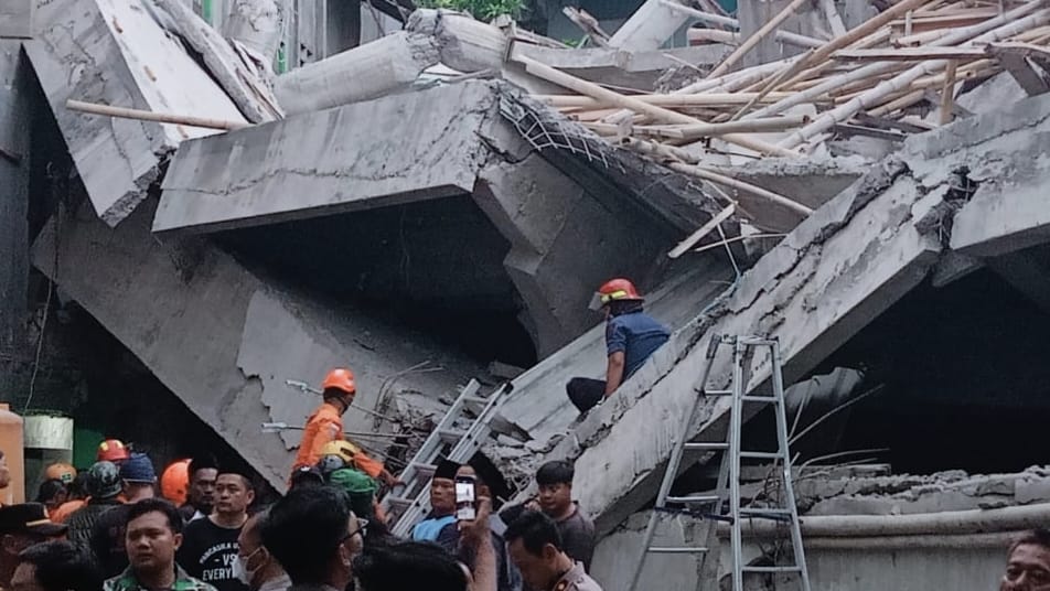 Tak Ditemukan Tanda – Tanda Kehidupan, SAR Putuskan Angkat Reruntuhan Bangungan Ponpes PAakai Alat Berat