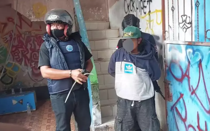 Gerebek Kartel Narkoba, Pasukan Brimob dan BNN Dilawan Pakai Samurai Gerebek Kartel Narkoba, Pasukan Brimob dan BNN Dilawan Pakai Samurai