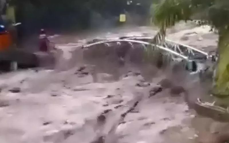 Objek Wisata Guci Tegal Dilanda Banjir, Sejumlah Fasilitas Lenyap