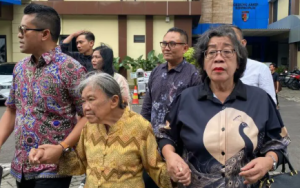 Polda Jatim Periksa Pihak Kelurahan dalam Kasus Nenek Elina Polda Jatim Periksa Pihak Kelurahan dalam Kasus Nenek Elina