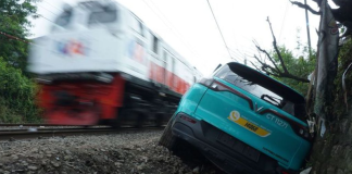 Terlibat Kecelakaan dengan KRL di Bekasi Timur, Sopir Taksi Green SM Jadi Tersangka Home