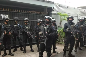 Polisi Tangkap Pelaku Bacok dan Keroyok Brimob Banten Polisi Tangkap Pelaku Bacok dan Keroyok Brimob Banten